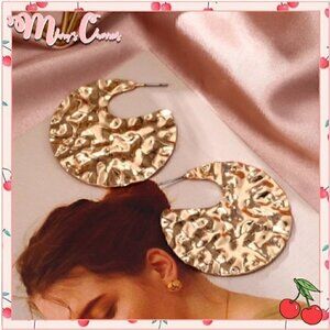 🍒 Textured Metal Disc Earrings